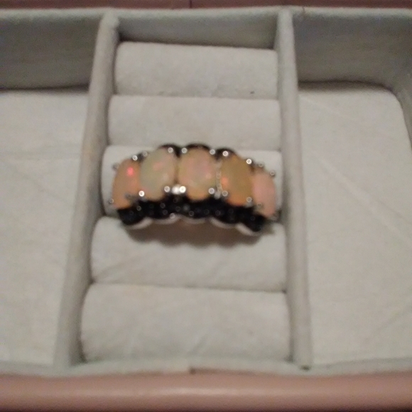 Jewelry - NWOT BEAUTIFUL SIZE 7 RING